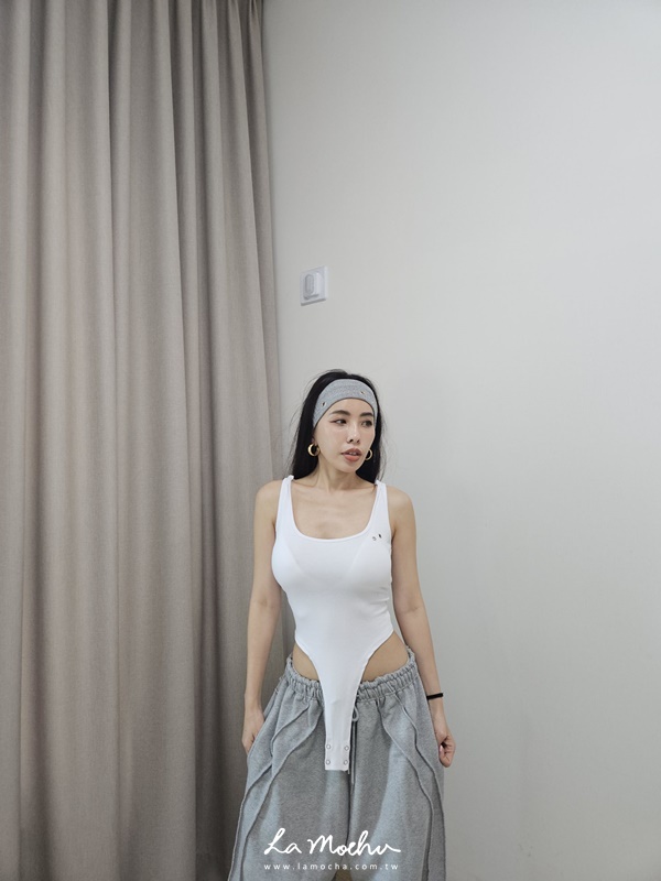 簍空鉚釘美背連帽連體衣